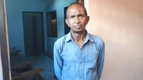 'समयलाल के जीवन में प्रधानमंत्री आवास ने बदली परिस्थितियां'
ख़ुशियों का महत्व और ज्यादा बढ़ जाता है जब व्यक्ति उम्रदराज होने लगे। अपनी युवावस्था में देखे सपने को हकीकत में पूरा देखकर अब समयलाल की आँखों में एक अलग ही खुशी है। उम्र के बढ़ते पड़ाव में प्रधानमंत्री आवास योजना ग्रामीण से लाभ प्राप्त करते हुए समयलाल का जीवन अब पूरी तरह बदल गया है।
कोरिया जिले के बुढ़ार ग्राम पंचायत अंतर्गत ग्राम नरकेली में रहने वाले समयलाल सपरिवार पक्के सुरक्षित आवास का आनंद ले रहे हैं।
आदिवासी परिवार के मुखिया समय लाल कहते हैं कि अब उनकी चिंता सरकार कर रही है तो सब कुछ है। पक्के मकान, सुरक्षित ईंधन और प्रति माह आर्थिक मदद से उनके परिवार को मजबूत आसरा मिल गया है अब किसी बात की फिक्र नहीं है।
#PMAYG #प्रधानमंत्री_आवास_योजना #SevaSankalpAbhiyan #JanSeva #JanBhagidari