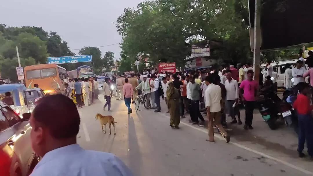 मिश्रिख: चार दिनों से लापता युवक का शव मिलने पर आक्रोशित परिजनों ने कल्ली रोड किया जाम
