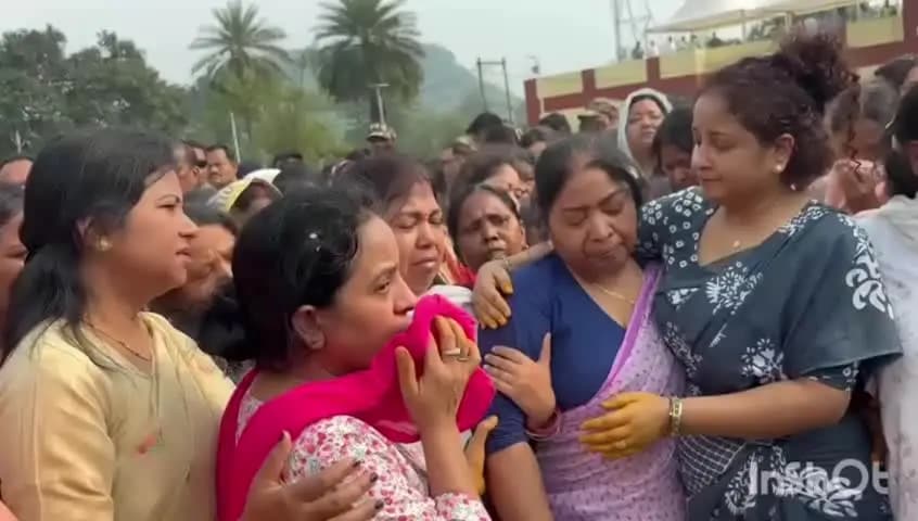 रामगढ़: मुख्यमंत्री हेमन्त सोरेन ने शव यात्रा में अपनी पूज्यनीय माता दिवंगत रूपी सोरेन को अश्रुपूर्ण नेत्रों से अंतिम विदाई दी