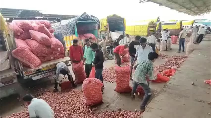 पोलायकलां: पोलायकलां मंडी में प्याज ₹3670, लहसुन ₹14000 तक बिका; प्याज की आवक 8500 कट्टे रही
