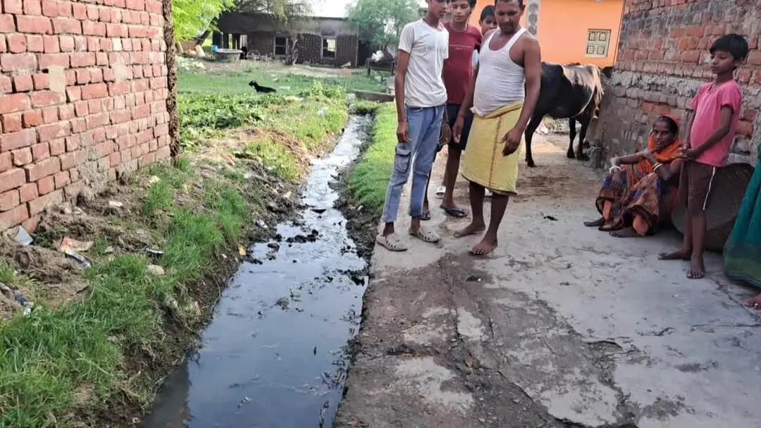 अरियरी: रामपुर में पीसीसी सड़क व नाली निर्माण में गड़बड़ी का आरोप, ग्रामीणों में आक्रोश