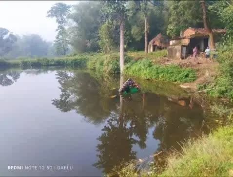 गोला: कुम्हरदगा में तालाब में ट्रैक्टर डूबने से युवक की मौत, परिजनों ने लापरवाही का आरोप लगाया