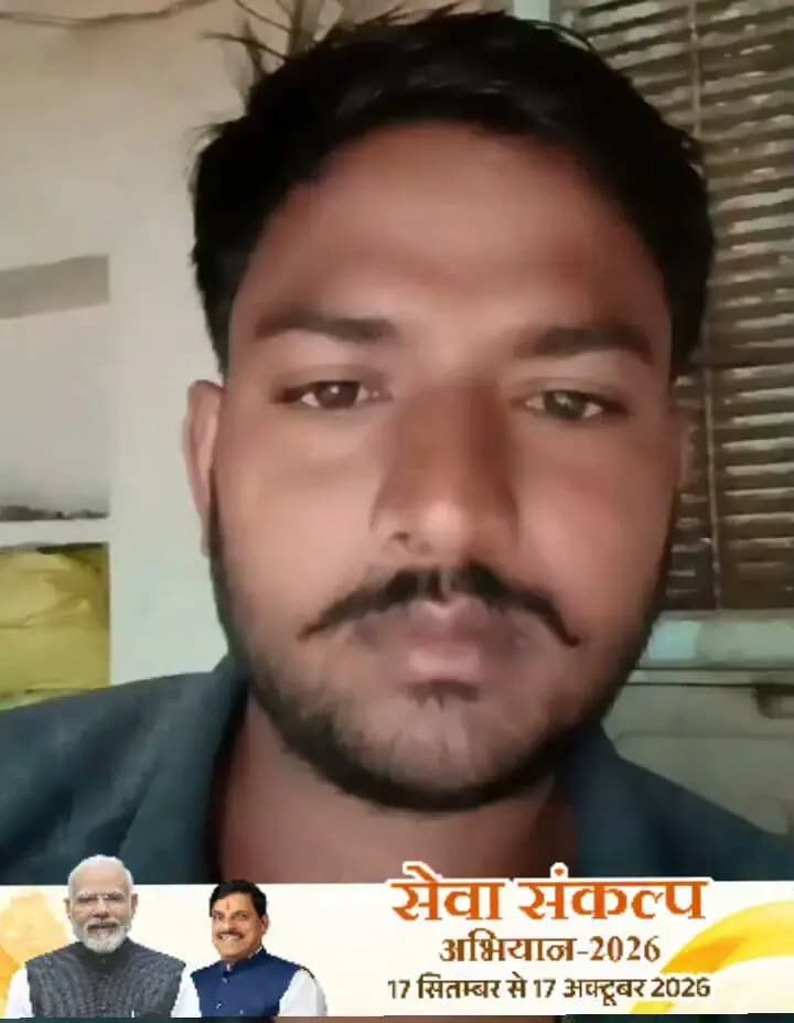 प्रधानमंत्री कृषक सम्मान निधि से मिलने वाली राशि से कृषक श्री जगतराम की आर्थित स्थिति में हुआ सुधार
--
टीकमगढ़ जिले के ग्राम लमेरा निवासी कृषक श्री जगतराम कुशवाहा को प्रधानमंत्री कृषक सम्मान निधि का लाभ मिल रहा है। योजना का लाभ मिलने से श्री शोभाराम कुशवाहा के परिवार की आर्थिक स्थिति में सुधार आया है।
श्री शोभाराम कुशवाहा ने अपने अनुभव साझा करते हुये बताया कि मैं कृषि का कार्य करता हूं। खेती करने के दौरान पहले मुझे बोवनी तथा अन्य कार्याें के लिये कर्जा लेना पड़ता था, जिससे मेरे परिवार की आर्थिक स्थिति ठीक नहीं रहती थी। लेकिन जब से मुझे प्रधानमंत्री कृषक सम्मान निधि तथा मुख्यमंत्री कृषक सम्मान निधि योजना से राशि मिलना प्रारंभ हुआ है, तब से मुझे कृषि कार्य के लिये किसी से पैसे उधार नहीं लेने पड़ते हैं, जिससे मेरी आर्थित बचत भी हो जाती है। अब मैं अपने परिवार का खर्च आसानी से चला लेता हूं। इसके लिये मैं प्रधानमंत्री श्री नरेन्द्र मोदी जी तथा मुख्यमंत्री डॉ. मोहन यादव जी को सहृदय धन्यवाद देता हूं।
#SevaSankalpAbhiyan
#सेवा_संकल्प_अभियान
#JansamparkMP
#Jansamparktikamgarh
#tikamgarh