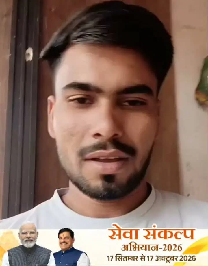श्री संदीप अहिरवार के जीवन में वरदान साबित हुई प्रधानमंत्री आयुष्मान योजना
-
टीकमगढ़ जिले की ग्राम हजूरी नगर निवासी श्री संदीप अहिरवार के जीवन में वरदान साबित हुई प्रधानमंत्री आयुष्मान योजना। श्री संदीप अहिरवार ने आयुष्मान कार्ड से गंभीर बीमारी का इलाज करवाया है।
श्री संदीप अहिरवार ने अपने अनुभव साझा करते हुये बताया कि उनके हांथ की उंगलियां चिपकी हुई थी। उन्होंने बताया कि मेरे द्वारा प्रधानमंत्री आयुष्मान योजना से मेरा आयुष्मान कार्ड बनवाना था, जिससे मेरा इलाज भोपाल के एक बड़े अस्पताल में हुआ, जिससे मैं अब बिल्कुल ठीक हूं। उन्होंने बताया कि इलाज कराने के लिये मेरा एक रूपये भी नहीं लगा और मेरा सफलता पूर्वक इलाज हो गया। इसके लिये मैं अपने पूरे परिवार के साथ प्रधानमंत्री श्री नरेन्द्र मोदी जी को धन्यवाद देता हूं।
#SevaSankalpAbhiyan
#सेवा_संकल्प_अभियान
#JansamparkMP
#Jansamparktikamgarh
#tikamgarh