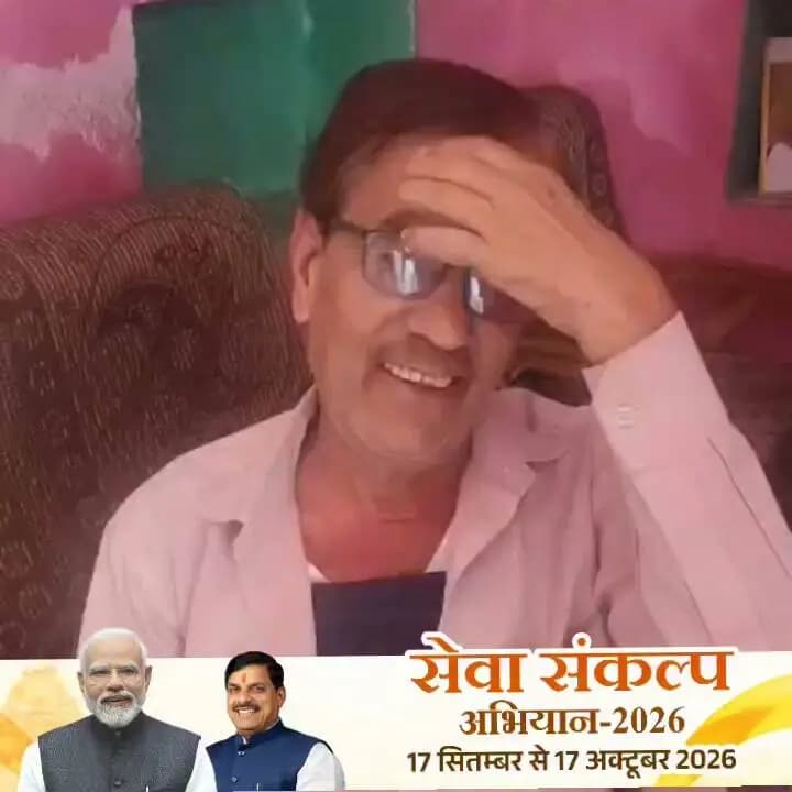 श्री द्वारका प्रसाद के जीवन में वरदान साबित हुई प्रधानमंत्री आयुष्मान योजना
-
टीकमगढ़ जिले की ग्राम नन्ही टेहरी निवासी श्री द्वारका प्रसाद यादव के जीवन में वरदान साबित हुई प्रधानमंत्री आयुष्मान योजना। श्री द्वारका प्रसाद ने आयुष्मान कार्ड से गंभीर बीमारी का इलाज करवाया है।
श्री द्वारका प्रसाद ने अपने अनुभव साझा करते हुये बताया कि मुझे सीने में दर्द एवं घुटन महसूस हुई, जिससे मैंने जिला चिकित्सालय में भर्ती हुआ। ठीक नहीं होने पर मुझे रिफर किया गया। ग्यालियर में स्थित अपोलो हास्पिटल में मेरी सर्जरी हुई। उन्होंने बताया कि मेरे द्वारा प्रधानमंत्री आयुष्मान योजना से मेरा आयुष्मान कार्ड बनवाना था, जिससे मेरा इलाज एक बड़े अस्पताल में हुआ, जिससे मैं अब बिल्कुल ठीक हूं। उन्होंने बताया कि इलाज कराने के लिये मेरा एक रूपये भी नहीं लगा और मेरा सफलता पूर्वक इलाज हो गया। इसके लिये मैं अपने पूरे परिवार के साथ प्रधानमंत्री श्री नरेन्द्र मोदी जी को धन्यवाद देती हूं।
#SevaSankalpAbhiyan
#सेवा_संकल्प_अभियान
#JansamparkMP
#Jansamparktikamgarh
#tikamgarh