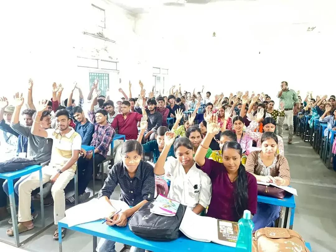 नए मतदाताओं के पंजीयन के लिए महाविद्यालय में विशेष अभियान
किरोड़ीमल कला एवं विज्ञान महाविद्यालय में फॉर्म-6 का वितरण, ईसीआईनेट से ऑनलाइन आवेदन की दी जानकारी
रायगढ़, 8 अक्टूबर 2026। मतदाता सूची में नए मतदाताओं के नाम जोड़ने के लिए चलाए जा रहे विशेष अभियान के तहत आज शासकीय किरोड़ीमल कला एवं विज्ञान महाविद्यालय में जागरूकता एवं पंजीयन कार्यक्रम आयोजित किया गया। इस दौरान पात्र विद्यार्थियों को मतदाता सूची में नाम जुड़वाने के लिए फॉर्म-6 का वितरण किया गया।
कार्यक्रम में विद्यार्थियों को ईसीआईनेट (ECINET) के माध्यम से ऑनलाइन फॉर्म-6 भरने की प्रक्रिया की जानकारी दी गई। विद्यार्थियों को बताया गया कि पात्र नागरिक स्वयं ऑनलाइन आवेदन कर मतदाता सूची में अपना नाम दर्ज कराने के लिए पंजीयन कर सकते हैं। साथ ही आवेदन प्रक्रिया, आवश्यक जानकारी एवं पंजीयन से संबंधित महत्वपूर्ण बिंदुओं को सरल तरीके से समझाया गया।