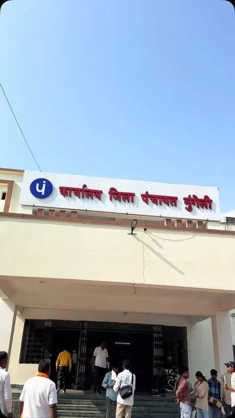 🚨 मुंगेली पुलिस की अनूठी पहल: बिहान दीदियां अब बनेंगी ‘साइबर दीदी’! 🛡️
वरिष्ठ पुलिस अधीक्षक श्री भोजराम पटेल (IPS) के निर्देशन एवं जिला पंचायत CEO श्री गोकुल राम रावटे के सहयोग से “पहल” कार्यक्रम के तहत बिहान दीदियों व स्व-सहायता समूह की महिलाओं को साइबर सुरक्षा के टिप्स दिए गए। अब ये दीदियां हर घर, हर गांव तक साइबर जागरूकता पहुंचाएंगी।
साथ ही, राज्य स्तर पर ‘साइबर जागृति अभियान’ में 5वां स्थान प्राप्त करने पर उत्कृष्ट पुलिसकर्मियों को सम्मानित किया गया। 👏
#MungeliPolice #CyberSecurity #BihanDidi #CyberSafety #ChhattisgarhPolice Awareness Dial1930 SafetyFirst