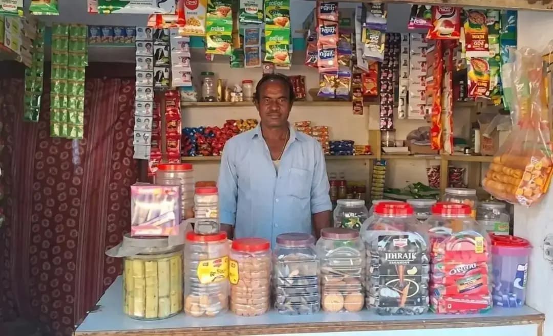 शासन की जनकल्याणकारी योजनाओं का उद्देश्य केवल आर्थिक सहायता उपलब्ध कराना नहीं, बल्कि जरूरतमंद परिवारों को स्थायी आजीविका से जोड़ते हुए उन्हें आत्मनिर्भर बनाना है। इसी क्रम में पुष्पराजगढ़ विकासखंड के ग्राम गिरारीखुर्द निवासी मंगल सिंह की सफलता इसी उद्देश्य की सार्थक परिणति को दर्शाती है।
प्रधानमंत्री कृषि सिंचाई योजना-2.0 अंतर्गत वाटरशेड विकास परियोजना के माध्यम से मंगल सिंह को व्यक्तिगत आजीविका गतिविधि के लिए 44 हजार रुपये की सहायता राशि उपलब्ध कराई गई। प्राप्त राशि का सदुपयोग करते हुए उन्होंने गांव में किराना दुकान प्रारंभ की।
आजीविका गतिविधि प्रारंभ होने से पूर्व मंगल सिंह मजदूरी पर निर्भर थे तथा उनके पास नियमित मासिक आय का कोई स्थायी साधन उपलब्ध नहीं था। शासकीय सहायता प्राप्त होने के बाद उन्होंने किराना व्यवसाय के लिए आवश्यक सामग्री क्रय की और अपनी दुकान का संचालन प्रारंभ किया। इससे उन्हें स्वरोजगार का अवसर प्राप्त होने के साथ ही नियमित आय का साधन भी उपलब्ध हुआ।
मंगल सिंह के अनुसार, दुकान से वर्तमान में उन्हें लगभग 4,500-5500 रुपये प्रतिमाह की आय प्राप्त हो रही है। इससे उनके परिवार की आर्थिक स्थिति में सकारात्मक सुधार आया है। दैनिक आवश्यकताओं की पूर्ति में सुविधा हुई है तथा उन्हें अपने व्यवसाय को आगे बढ़ाने का आत्मविश्वास भी प्राप्त हुआ है। इस आजीविका गतिविधि का लाभ केवल हितग्राही परिवार तक सीमित नहीं है। गांव में किराना दुकान संचालित होने से स्थानीय ग्रामीणों को दैनिक उपयोग की आवश्यक सामग्री सहजता से उपलब्ध हो रही है। इस प्रकार योजना के माध्यम से एक ओर जहां मंगल सिंह को स्वरोजगार प्राप्त हुआ, वहीं दूसरी ओर ग्रामीण क्षेत्र में स्थानीय स्तर पर आवश्यक सेवाओं की उपलब्धता भी सुदृढ़ हुई है।
<nis:link nis:type=tag nis:id=सेवा_संकल्प_अभियान nis:value=सेवा_संकल्प_अभियान nis:enabled=true nis:link/> <nis:link nis:type=tag nis:id=sevasankalpabhiyan nis:value=SevaSankalpAbhiyan nis:enabled=true nis:link/>
<nis:link nis:type=tag nis:id=anuppur nis:value=anuppur nis:enabled=true nis:link/>