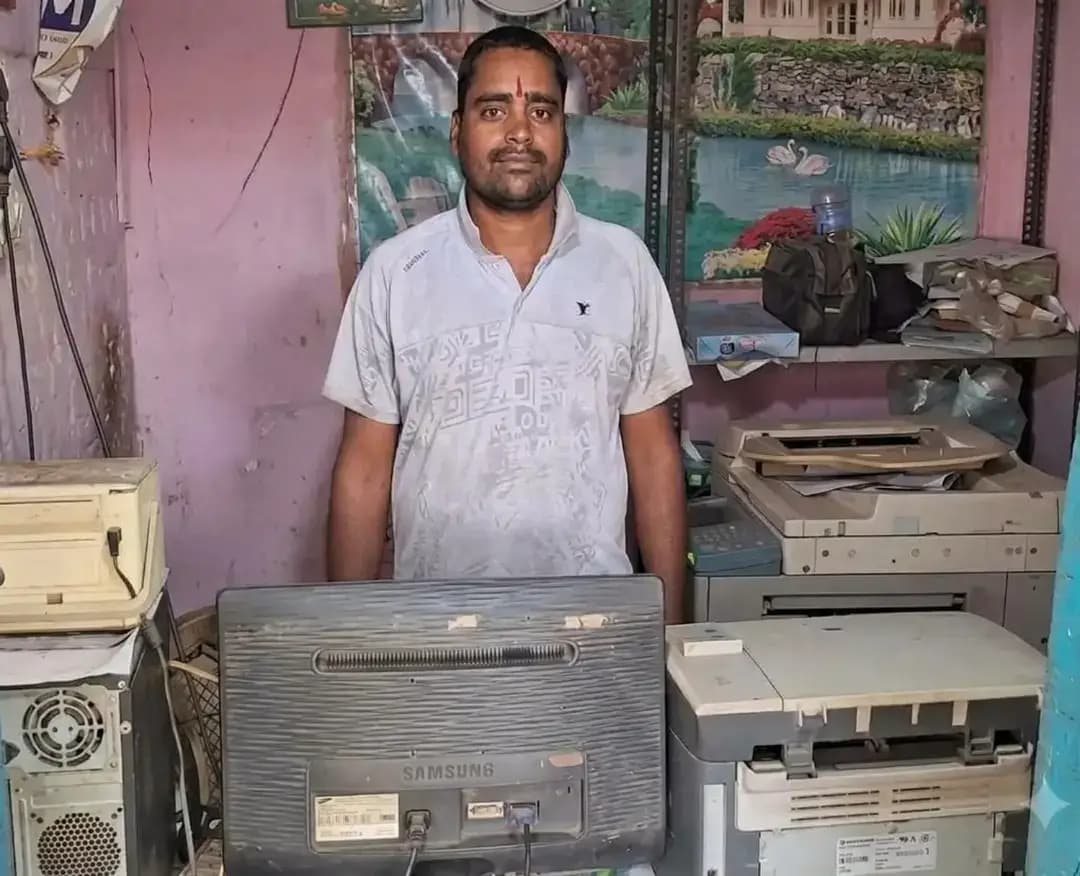 शासन की जनकल्याणकारी योजनाएं ग्रामीण क्षेत्रों में आजीविका के नए अवसर सृजित करने और हितग्राहियों को आर्थिक रूप से सशक्त बनाने में महत्वपूर्ण भूमिका निभा रही हैं। इसी क्रम में पुष्पराजगढ़ विकासखंड के ग्राम गिरारी खुर्द निवासी ओम प्रकाश की सफलता इसी सकारात्मक परिवर्तन का उदाहरण है।
प्रधानमंत्री कृषि सिंचाई योजना-2.0 अंतर्गत वाटरशेड विकास परियोजना के माध्यम से ओम प्रकाश को आजीविका गतिविधि के लिए 44 हजार रुपये की सहायता राशि प्रदान की गई। प्राप्त सहायता से उन्होंने कंप्यूटर एवं फोटोकॉपी की दुकान के लिए आवश्यक सामग्री क्रय कर अपने व्यवसाय को विस्तार दिया।
परियोजना से सहायता प्राप्त होने के पूर्व ओम प्रकाश की दुकान से लगभग 1,000 रुपये प्रतिमाह की आय होती थी। शासकीय सहायता मिलने के बाद उन्होंने व्यवसाय के विस्तार के लिए आवश्यक सामग्री की व्यवस्था की, जिससे दुकान पर ग्रामीणों को कंप्यूटर एवं फोटोकॉपी जैसी आवश्यक सेवाएं स्थानीय स्तर पर ही उपलब्ध होने लगीं।
व्यवसाय के विस्तार का सीधा सकारात्मक प्रभाव उनकी आय पर पड़ा। वर्तमान में ओम प्रकाश को अपनी दुकान से लगभग 5,500 रुपये प्रतिमाह की आय प्राप्त हो रही है। इस प्रकार उनकी मासिक आय में उल्लेखनीय वृद्धि हुई है और परिवार की आर्थिक स्थिति में भी सकारात्मक बदलाव आया है।
ओम प्रकाश के लिए यह पहल केवल आय बढ़ाने का माध्यम नहीं, बल्कि स्वरोजगार और आत्मनिर्भरता की दिशा में महत्वपूर्ण कदम साबित हुई है। गांव में ही कंप्यूटर एवं फोटोकॉपी की सुविधा उपलब्ध होने से ग्रामीणों को छोटे-छोटे कार्यों के लिए पुष्पराजगढ़ जाने की आवश्यकता कम हुई है, जिससे उनका समय और आवागमन का खर्च भी बच रहा है।
ओम प्रकाश प्रधानमंत्री श्री नरेंद्र मोदी एवं मुख्यमंत्री डॉ मोहन यादव का धन्यवाद देते हुए कहा कि शासकीय सहायता से उनके व्यवसाय को आगे बढ़ाने का अवसर मिला है। अब वह अपने व्यवसाय को व्यवस्थित रूप से संचालित कर परिवार की दैनिक आवश्यकताओं को बेहतर ढंग से पूरा कर पा रहे हैं। साथ ही ग्रामीणों को आधुनिक तकनीकी सेवाओं का लाभ स्थानीय स्तर पर मिल रहा है। ओम प्रकाश की यह सफलता शासकीय योजनाओं के माध्यम से ग्रामीण आजीविका संवर्धन और आर्थिक सशक्तिकरण की सार्थक तस्वीर प्रस्तुत करती है। 44 हजार रुपये की सहायता से शुरू हुआ व्यवसाय आज उनकी बढ़ी हुई आय, आत्मविश्वास और आत्मनिर्भरता का आधार बन गया है।
<nis:link nis:type=tag nis:id=सेवा_संकल्प_अभियान nis:value=सेवा_संकल्प_अभियान nis:enabled=true nis:link/> <nis:link nis:type=tag nis:id=sevasankalpabhiyan nis:value=SevaSankalpAbhiyan nis:enabled=true nis:link/>
<nis:link nis:type=tag nis:id=anuppur nis:value=anuppur nis:enabled=true nis:link/>