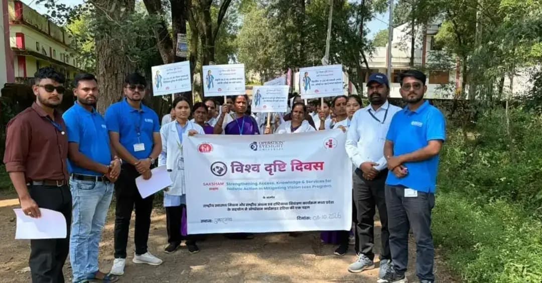 विश्व दृष्टि दिवस 2026 के अवसर पर स्वास्थ्य विभाग द्वारा पुष्पराजगढ़ में जागरूकता कार्यक्रम एवं रैली का आयोजन किया गया। कार्यक्रम का उद्देश्य नागरिकों को आंखों की नियमित जांच, नेत्र रोगों की पहचान एवं समय पर उपचार के प्रति जागरूक करना रहा।
कार्यक्रम के दौरान आयोजित नेत्र जांच शिविर में कुल 94 लोगों की ओपीडी दर्ज की गई। जांच के दौरान 11 लोगों में मोतियाबिंद, 7 में शुगर से संबंधित रेटिना की समस्या तथा 3 लोगों में ग्लूकोमा की पहचान की गई। साथ ही जरूरतमंद हितग्राहियों को निःशुल्क चश्मे वितरित किए गए।
विश्व दृष्टि दिवस के अवसर पर पुष्पराजगढ़ में जागरूकता रैली भी निकाली गई। रैली के माध्यम से लोगों को आंखों की नियमित जांच कराने, नेत्र रोगों के लक्षणों को नजरअंदाज न करने तथा समय पर चिकित्सकीय परामर्श लेने का संदेश दिया गया।
#anuppur