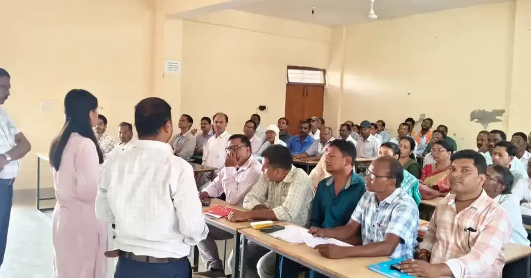 मतदाता सूची में नवीन एवं छूटे हुए पात्र मतदाताओं के नाम जोड़ने तथा मतदाता सूची को अद्यतन करने के लिए जिले में चल रहे विशेष अभियान के तहत कोतमा एवं अनूपपुर क्षेत्र में बीएलओ एवं सुपरवाइजर की बैठक आयोजित की गई।
बैठक में निर्वाचन कार्य से जुड़े अधिकारियों एवं कर्मचारियों द्वारा अभियान के दौरान प्राप्त आवेदनों की जानकारी, पात्र मतदाताओं के नाम जोड़ने, नाम में आवश्यक संशोधन तथा छूटे हुए पात्र मतदाताओं को मतदाता सूची में शामिल करने की कार्यवाही की समीक्षा की गई।
बीएलओ एवं सुपरवाइजर को निर्देशित किया गया कि अभियान के दौरान पात्र नागरिकों तक पहुंचकर उन्हें मतदाता सूची में नाम दर्ज कराने तथा आवश्यक संशोधन के लिए निर्धारित प्रक्रिया की जानकारी दें। साथ ही प्राप्त आवेदनों का नियमानुसार परीक्षण एवं समय-सीमा में कार्यवाही सुनिश्चित करें।
उल्लेखनीय है कि भारत निर्वाचन आयोग के निर्देशानुसार जिले में 7 से 9 अक्टूबर 2026 तक मतदाता सूची में नवीन एवं छूटे पात्र मतदाताओं के नाम जोड़ने के लिए विशेष अभियान संचालित किया जा रहा है।
#anuppur
@ceompsveep
