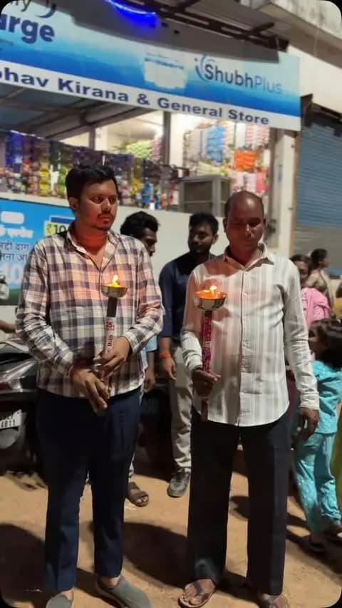 सेवा, सुशासन और जनकल्याण के संकल्प के साथ फरसगांव में निकली सेवा ज्योति यात्रा
नगर पंचायत फरसगांव में सेवा संकल्प अभियान के अंतर्गत सेवा ज्योति यात्रा का आयोजन नगर पंचायत अध्यक्ष श्री प्रशांत पात्र के नेतृत्व में किया गया।
यात्रा के माध्यम से सेवा और जनकल्याण की भावना को जन-जन तक पहुंचाने के साथ शासन की विभिन्न योजनाओं एवं सेवाओं का लाभ पात्र हितग्राहियों तक पहुंचाने का संदेश दिया गया।
सेवा ज्योति यात्रा ने नागरिकों में जनभागीदारी और सेवा भावना को मजबूत करते हुए विकसित एवं समृद्ध छत्तीसगढ़ के निर्माण में सहभागी बनने का संकल्प दोहराया।
#सेवा_संकल्प_अभियान #सेवा_ज्योति_यात्रा #फरसगांव #कोंडागांव