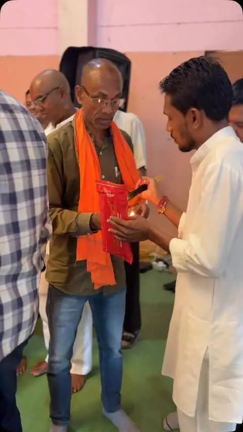 नगर पंचायत फरसगांव में आयोजित हुआ नगर स्तरीय सेवा सेतु शिविर
सेवा संकल्प अभियान के अंतर्गत नगर पंचायत फरसगांव में नगर स्तरीय सेवा सेतु शिविर का आयोजन किया गया। नगर पंचायत अध्यक्ष श्री प्रशांत पात्र के मुख्य आतिथ्य में आयोजित शिविर में नागरिकों को शासन की विभिन्न जनकल्याणकारी योजनाओं एवं सेवाओं की जानकारी प्रदान की गई।
शिविर के माध्यम से पात्र हितग्राहियों को शासन की योजनाओं का लाभ उपलब्ध कराने के साथ उनकी समस्याओं एवं आवश्यकताओं के निराकरण के लिए संबंधित विभागों द्वारा आवश्यक कार्यवाही की गई।
सेवा सेतु शिविर शासन की योजनाओं और सेवाओं को नागरिकों तक सहज रूप से पहुंचाने की महत्वपूर्ण पहल है।
#सेवा_संकल्प_अभियान #सेवा_सेतु #फरसगांव #कोंडागांव