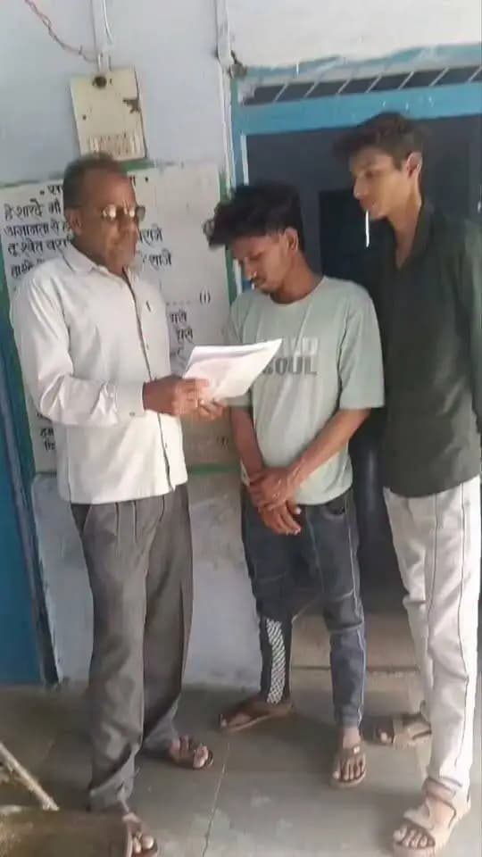 मतदाता सूची में नाम जुड़वाने का विशेष अभियान 🗳️
18–19 वर्ष के युवाओं एवं छूटे हुए पात्र नागरिकों के नाम मतदाता सूची में जोड़ने के लिए 7 से 9 अक्टूबर तक विशेष कैंप आयोजित किए जा रहे हैं।
📍 #मनासा विधानसभा क्षेत्र 228 के मतदान केंद्र क्रमांक 268 अरनिया (चचोर) के पात्र नागरिकों से फॉर्म-6 भरवाए गए।
CM Madhya Pradesh
Jansampark Madhya Pradesh
Chief Electoral Officer Madhya Pradesh
Election Commission of India
#manasa