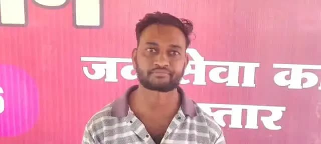 *कहानी बदलाव की*
*5 लाख के लोन से दोना-पत्तल मैन्युफैक्चरिंग शुरू कर इंद्रपाल सिंह बने आत्मनिर्भर*
*रोजगार की तलाश छोड़ खुद का उद्योग लगाकर स्थानीय युवाओं के लिए बने प्रेरणास्रोत*
शिवपुरी, 08 अक्टूबर 2026
स्वरोजगार स्थापित कर आत्मनिर्भर बनने का सपना देखने वाले ग्रामीण युवाओं के लिए शासन की योजनाएं संबल बन रही हैं। शिवपुरी जिले की तहसील करैरा के ग्राम बरौदी निवासी श्री इंद्रपाल सिंह लोधी की कहानी इस बात का प्रत्यक्ष उदाहरण है। सीमित संसाधनों और आर्थिक चुनौतियों के बीच खुद का व्यवसाय शुरू करने की चाह रखने वाले इंद्रपाल ने शासकीय योजना का लाभ उठाकर न केवल अपनी किस्मत बदली, बल्कि समाज के सामने स्वावलंबन का एक नया उदाहरण भी पेश किया।
इंद्रपाल सिंह लोधी को जब जिला व्यापार एवं उद्योग केंद्र शिवपुरी के माध्यम से केंद्र शासन की जनकल्याणकारी 'प्रधानमंत्री रोजगार सृजन कार्यक्रम' (PMEGP) योजना की जानकारी मिली, तो उन्होंने दोना-पत्तल मैन्युफैक्चरिं�