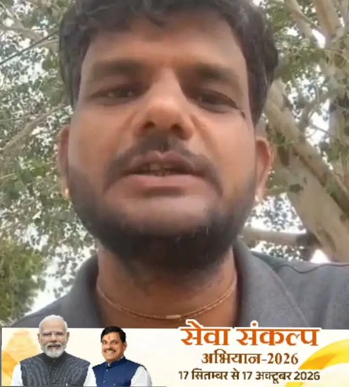 आत्मनिर्भर दलहन मिशन से संवर रही किसानों की किस्मत टीकमगढ़ के राधेश्याम पटैरिया को मिला गुणवत्तापूर्ण उड़द बीज से प्रोत्साहन
----
केंद्र सरकार द्वारा संचालित योजनाओं और कृषि विकास कार्यक्रमों का सीधा लाभ अब ग्रामीण अंचलों के किसानों तक पहुँच रहा है। आत्मनिर्भर दलहन मिशन के अंतर्गत टीकमगढ़ जिले के ग्राम हीरापुर के रहने वाले किसान श्री राधेश्याम पटैरिया की खेती में एक सकारात्मक बदलाव देखने को मिला है।
श्री राधेश्याम पटैरिया बताते हैं कि उन्हें योजना के तहत निःशुल्क उन्नत किस्म का उड़द बीज प्राप्त हुआ था। बीज की गुणवत्ता काफी उत्कृष्ट एवं बेहतर किस्म की रही, जिससे फसल का उत्पादन बेहतर होने की उम्मीद बढ़ी है।
किसान श्री राधेश्याम पटैरिया ने भारत सरकार की इस कल्याणकारी योजना की खुले दिल से सराहना की है। उन्होंने कहा कि किसानों को आत्मनिर्भर बनाने और उन्नत कृषि को बढ़ावा देने के लिए चलाई जा रही यह योजना बेहद मददगार सिद्ध हो रही है। इसके लिए उन्होंने माननीय प्रधानमंत्री श्री नरेंद्र मोदी जी एवं मुख्यमंत्री डॉ. मोहन यादव जी का सहृदय धन्यवाद और आभार व्यक्त किया है।
#SevaSankalpAbhiyan
#सेवा_संकल्प_अभियान
#JansamparkMP
#Jansamparktikamgarh
#tikamgarh