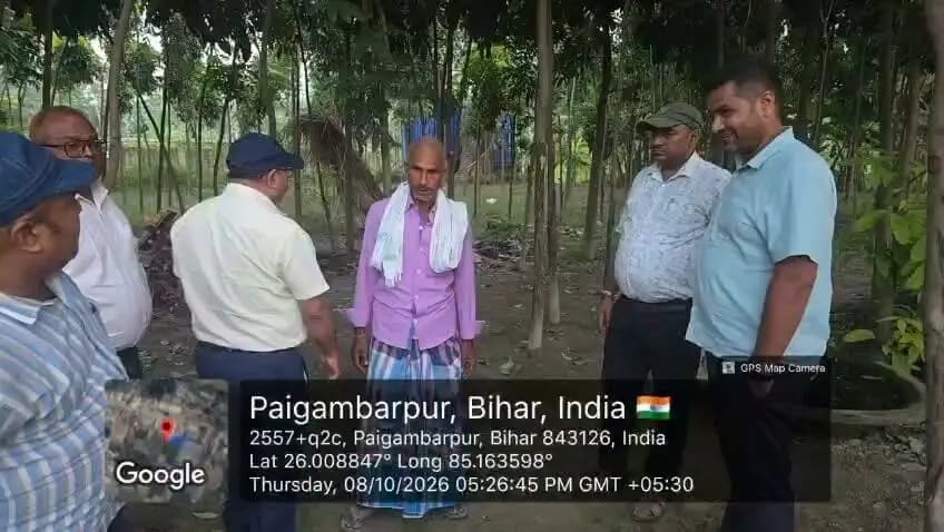 विकसित भारत जी राम जी के तहत ग्राम पैगम्बरपुर, पंचायत सरैया, प्रखण्ड सरैया में व्यक्तिगत वृक्षारोपण योजना के लाभार्थी श्री देवेंद्र राय से संवाद किया गया। इस दौरान वृक्षारोपण योजना के अंतर्गत प्राप्त लाभ, पौधों की देखभाल एवं भविष्य में इससे होने वाले पर्यावरणीय और आर्थिक लाभों के संबंध में जानकारी ली गई। श्री राय ने योजना से जुड़े अपने अनुभव साझा करते हुए बताया कि वृक्षारोपण से रोजगार के अवसर के साथ पर्यावरण संरक्षण को भी बढ़ावा मिल रहा है। यह पहल ग्रामीण क्षेत्रों में हरियाली बढ़ाने और सतत विकास की दिशा में महत्वपूर्ण कदम है।
#CMSamrat
#samratchoudhary
Information & Public Relations Department, Government of Bihar
CMO Bihar
Rural Development Department, Government of Bihar