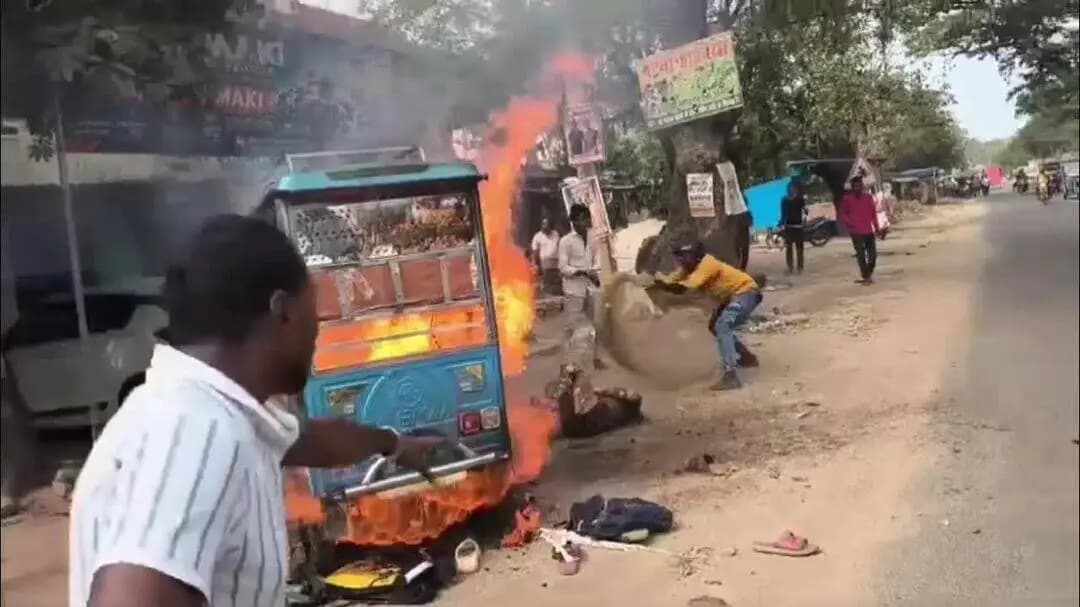 जमुई: महिसौड़ी में डॉ. नीरज साह के क्लिनिक के पास ई-रिक्शा बैट्री फटने से आग, दो इंटर की छात्राएं झुलसी, एक पटना रेफर