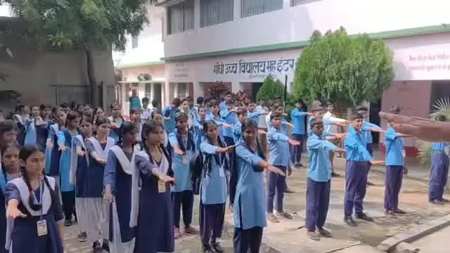 सेवा संकल्प अभियान के तहत जिले के सभी विद्यालयों में नशा मुक्ति की शपथ, स्वस्थ एवं नशामुक्त समाज निर्माण का संकल्प
सारण जिले में सेवा संकल्प अभियान के तहत आज दिनांक 09 अक्टूबर 2026 को नशा मुक्त भारत अभियान के अंतर्गत जिले के सभी विद्यालयों में शिक्षकों एवं छात्र-छात्राओं द्वारा नशा मुक्ति की शपथ ली गई। इस दौरान विद्यार्थियों एवं शिक्षकों ने स्वयं नशे से दूर रहने तथा अपने परिवार, मित्रों और समाज के लोगों को भी नशे के दुष्प्रभावों के प्रति जागरूक करने का संकल्प लिया।
इस पहल का मुख्य उद्देश्य युवाओं एवं विद्यार्थियों को तंबाकू, शराब तथा अन्य मादक पदार्थों के सेवन से होने वाले शारीरिक, मानसिक एवं सामाजिक दुष्प्रभावों के प्रति जागरूक करना तथा उनमें स्वस्थ जीवनशैली की आदतों को प्रोत्साहित करना है।
इस अभियान में विद्यालयों की सक्रिय सहभागिता के माध्यम से विद्यार्थियों में जिम्मेदारी, आत्मानुशासन एवं सामाजिक चेतना की भावना विकसित करन�