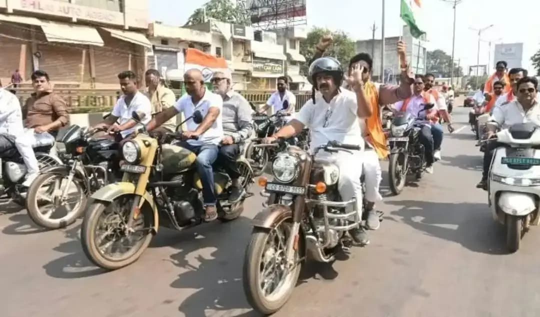 सेवा संकल्प अभियान | सेवा ज्योति यात्रा
जनभागीदारी से जनसेवा का संदेश, विकसित भारत 2047 का संकल्प!
सेवा संकल्प अभियान के अंतर्गत नगर पालिक निगम भिलाई द्वारा आयोजित सेवा ज्योति यात्रा नेहरू नगर चौक, भिलाई से प्रारंभ होकर बाइक रैली के रूप में पटेल चौक, दुर्ग तक पहुंची। जनप्रतिनिधियों, निगम अधिकारियों एवं कर्मचारियों ने उत्साहपूर्वक सहभागिता कर जनसेवा, सुशासन और जनकल्याण का संदेश दिया।
रविशंकर स्टेडियम में आयोजित मुख्य कार्यक्रम के माध्यम से नागरिकों को शासन की कल्याणकारी योजनाओं से जुड़ने और विकसित भारत के निर्माण में अपनी सक्रिय भागीदारी निभाने के लिए प्रेरित किया गया।
✨ सेवा का संकल्प, सुशासन का विश्वास और विकसित भारत का लक्ष्य!
#सेवा_संकल्प_अभियान #सेवा_ज्योति_यात्रा #जनसेवा #सुशासन #SewaSankalpAbhiyan