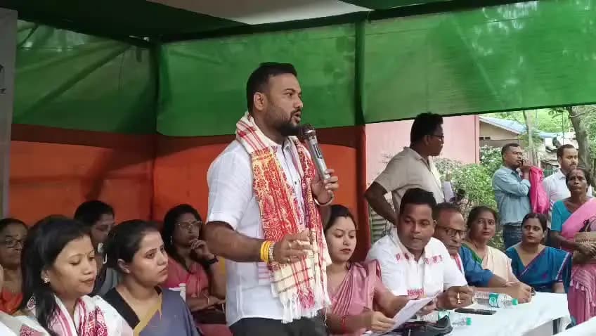 ছয়গাঁও: ছয়গাঁৱত বিধায়ক হিমাংশু শেখৰ বৈশ্যই গুৰুত্বপূৰ্ণ সভাত অংশগ্ৰহণ কৰে।