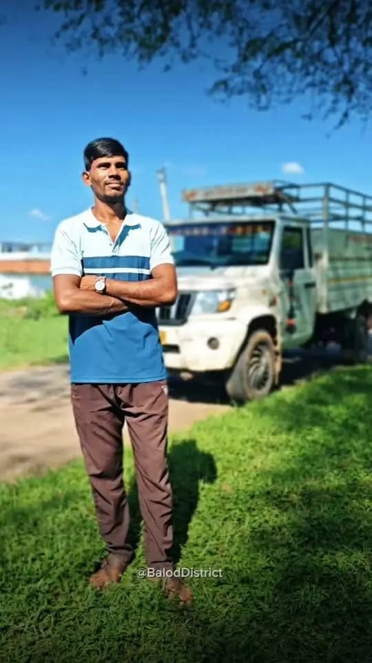 सेवा की कहानी ।। पारंपरिक व्यवसाय से प्रगति की नई उड़ान!
बालोद जिले के ग्राम खैरवाही के रहने वाले श्री हंसमुख निषाद का परिवार तीन पीढ़ियों से मछली पालन के कार्य से जुड़ा है। कभी आर्थिक तंगियों से जूझने वाले उनके जीवन में अब 'प्रधानमंत्री मत्स्य पालन योजना' ने एक नई रोशनी और खुशहाली लाई है।
इस योजना के तहत चार पहिया वाहन मिलने से अब वे केवल स्थानीय बाजारों तक सीमित नहीं हैं, बल्कि दूर-दूर के बाजारों में आसानी से पहुंचकर जिंदा मछलियों की बिक्री कर रहे हैं, जिससे उनकी आय में अभूतपूर्व वृद्धि हुई है।
अपनी इस सफलता और जीवन में आए सकारात्मक बदलाव के लिए हंसमुख जी ने देश के प्रधानमंत्री श्री नरेंद्र मोदी और मुख्यमंत्री श्री विष्णुदेव साय के प्रति हृदय से आभार व्यक्त किया है।
#PradhanMantriMatsyaSampadaYojana #Baloddsitrict #सेवा_की_कहानी #सेवा_संकल्प_अभियान