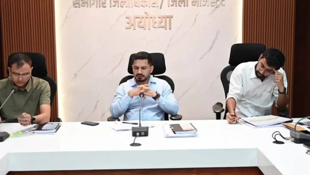 सदर: दीपोत्सव-2026 की तैयारियों को लेकर डीएम शशांक त्रिपाठी ने की समीक्षा बैठक