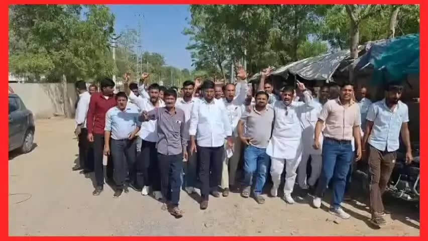 चूरू: होटल संचालक से मारपीट करने वाले पुलिस कर्मियों को निलंबित कर मुकदमा दर्ज करने की मांग, SP ऑफिस के आगे किया प्रदर्शन