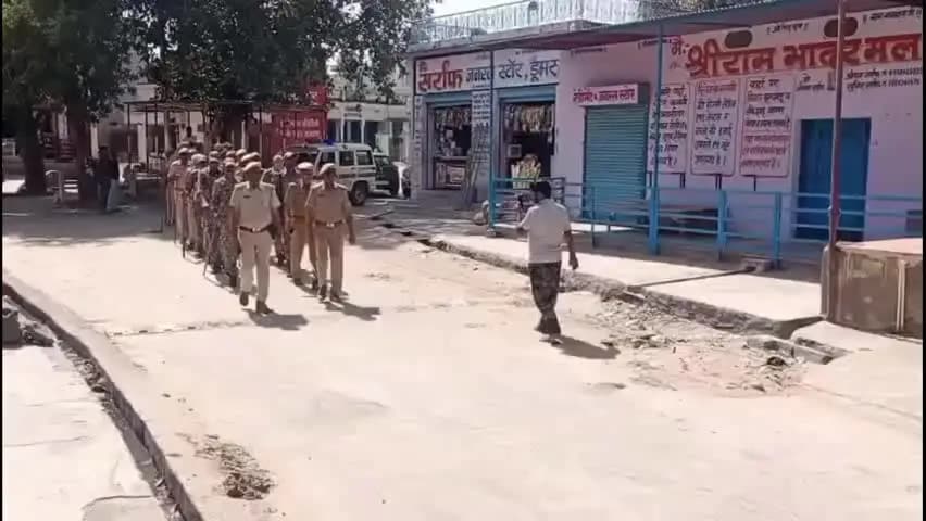 नवलगढ़: पंचायत चुनाव से पहले पुलिस ने डुमरा पंचायत में फ्लैग मार्च कर दिया भयमुक्त मतदान का संदेश
