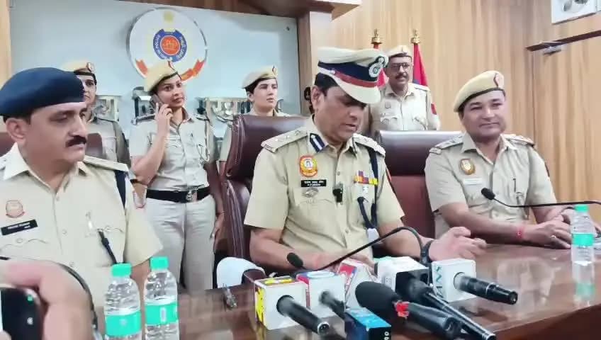 यमुना विहार: आनंद विहार में महिला के घर से 43 मोबाइल बरामद, DCP RP Meena ने किया चोरी के फोन पश्चिम बंगाल भेजने का खुलासा