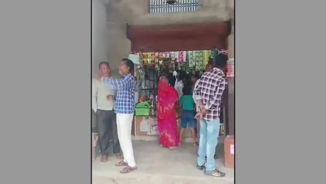 बीकापुर: पंडेलवा चौराहे पर किराने की दुकान में चोरी की घटना