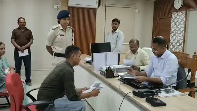 ◆◆ *"सबका सम्मान, जीवन आसान" प्रत्येक सोमवार एवं शुक्रवार को "जनता के दरबार में जिलाधिकारी" , आमलोगों की समस्या के निराकरण हेतु कार्रवाई*
◆◆ *जिलाधिकारी के आदेशानुसार आज शुक्रवार को 49 लोगों की समस्या को सुना गया तथा कार्रवाई को लेकर संबंधित अधिकारियों को दिया गया निदेश*
सारण, 09 अक्टूबर,2026
◆ सप्ताह के प्रत्येक सोमवार एवं शुक्रवार को जिलाधिकारी आमलोगों से मुलाकात कर उनकी समस्या को सुन रहे हैं। "जनता के दरबार में जिलाधिकारी" कार्यक्रम प्रत्येक सोमवार एवं शुक्रवार को आयोजित किया जा रहा है।
◆ आज शुक्रवार को जनता दरबार में उपस्थित सभी 49 लोगों की समस्या को जिलाधिकारी के द्वारा सुना गया तथा कार्रवाई को लेकर संबंधित अधिकारियों को आवश्यक निर्देश दिये गये।जनता दरबार में अधिकांश मामले राजस्व एवं भूमि सुधार विभाग के थे। इसके अतिरिक्त नगर निगम, सामाजिक सुरक्षा,शिक्षा,विद्युत सहित पीजीआर ओ से संबंधित मामले थे , जिनका एक एक करके निष्पादन किया ज