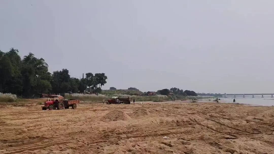 ঘাটে অবৈধ রূপে বালি চলার কিছু মুহূর্ত রুনাকুরার ঘাটের অবৈধ্য বালি@