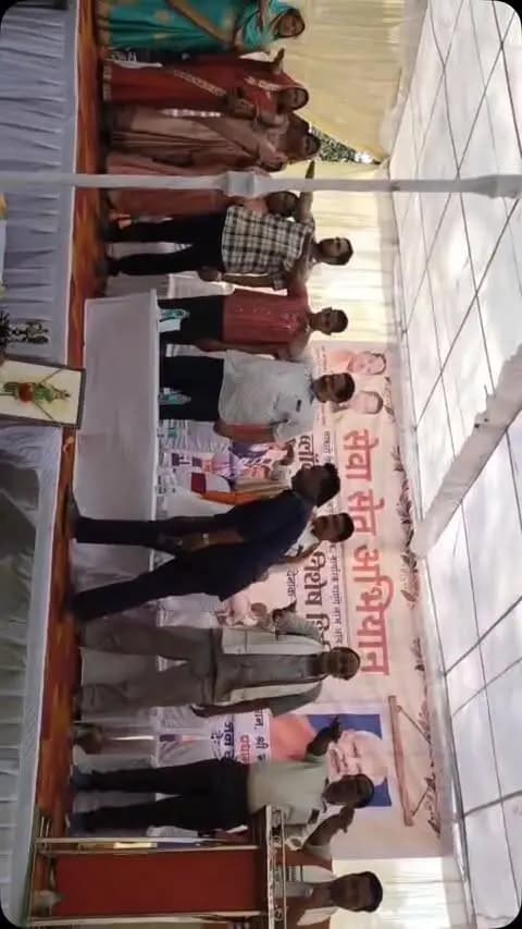 अमलीडीह में सेवा संकल्प अभियान के तहत जल अर्पण दिवस का आयोजन
सेवा संकल्प अभियान के अंतर्गत 5 अक्टूबर को रायगढ़ जिले के घरघोड़ा विकासखंड के ग्राम अमलीडीह में जल अर्पण दिवस का आयोजन किया गया। इस अवसर पर ग्रामीणों को जल के महत्व, जल संरक्षण एवं जल संवर्धन के प्रति जागरूक करते हुए आने वाली पीढ़ियों के लिए जल स्रोतों को सुरक्षित रखने का सामूहिक संकल्प लिया गया।
कार्यक्रम में रायगढ़ लोकसभा क्षेत्र के सांसद श्री राधेश्याम राठिया, भाजपा जिला अध्यक्ष श्री अरुण धर दीवान, भाजपा जिला उपाध्यक्ष श्री नरेश पंडा सहित लोक स्वास्थ्य यांत्रिकी विभाग एवं अन्य विभागों के अधिकारी उपस्थित रहे।
इस अवसर पर उपस्थित जनप्रतिनिधियों, अधिकारियों एवं ग्रामीणों ने सामूहिक रूप से जल संरक्षण एवं जल के सदुपयोग का संकल्प लिया। ग्रामीणों को जल के महत्व, जल संरक्षण, जल संवर्धन तथा जल स्रोतों को सुरक्षित एवं स्वच्छ बनाए रखने के संबंध में जानकारी दी गई।
कार्यक्रम �