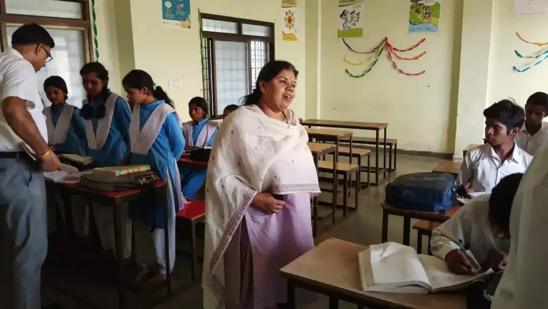 कमिश्नर शहडोल संभाग श्रीमती सुरभि गुप्ता एवं कलेक्टर श्री रत्नाकर झा ने मुख्यमंत्री जन विश्वास अभियान के तहत आज जनपद पंचायत पुष्पराजगढ़ अंतर्गत शासकीय उच्चतर माध्यमिक विद्यालय सरई का निरीक्षण किया तथा विद्यालय की व्यवस्थाओं का अवलोकन किया।
निरीक्षण के दौरान कमिश्नर एवं कलेक्टर ने कक्षा 10वीं एवं 12वीं में पहुंचकर विद्यार्थियों की पढ़ाई एवं पाठ्यक्रम की प्रगति की जानकारी ली। उन्होंने विद्यार्थियों से संवाद कर उनकी शैक्षणिक गतिविधियों के संबंध में जानकारी प्राप्त की। कमिश्नर ने शिक्षकों को निर्देशित किया कि विद्यार्थियों को जिम्मेदारी एवं समर्पण के साथ अध्यापन कराया जाए तथा निर्धारित समय-सीमा में पाठ्यक्रम पूर्ण करना सुनिश्चित करें। उन्होंने कहा कि विद्यार्थियों को गुणवत्तापूर्ण शिक्षा प्रदान करने के साथ उन्हें नियमित रूप से अध्ययन के लिए प्रेरित किया जाए, ताकि वे बेहतर शैक्षणिक परिणाम प्राप्त कर सकें।
इस दौरान कमिश्नर ने विद्यार्थियों से संवाद करते हुए कहा कि शिक्षा उज्ज्वल भविष्य की सीढ़ी है। सभी विद्यार्थी नियमित रूप से अध्ययन करें और गुणवत्तापूर्ण शिक्षा प्राप्त कर अपने लक्ष्य की ओर आगे बढ़ें। उन्होंने विद्यार्थियों को अनुशासन, मेहनत एवं निरंतर अध्ययन के लिए प्रेरित किया। कमिश्नर एवं कलेक्टर ने विद्यालय परिसर का भ्रमण कर विद्यार्थी को मिलने वाली व्यवस्था एवं सुविधाओं की भी जानकारी विद्यालय के प्राचार्य से प्राप्त की।
इस दौरान मुख्य कार्यपालिका अधिकारी जिला पंचायत श्रीमती अर्चना कुमारी सहित अन्य संबंधित अधिकारी उपस्थित थे।
#anuppur
@jansamparkmp