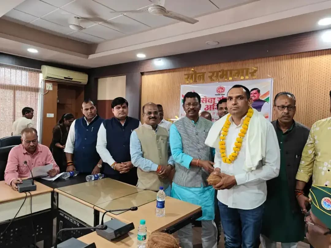 कलेक्ट्रेट कार्यालय में ‘सेवा संकल्प अभियान’ के अंतर्गत ‘सेवा मेरा योगदान’ गतिविधि के तहत उद्यानिकी विभाग द्वारा सैनिकों, भूतपूर्व सैनिकों एवं उनके परिजनों के सम्मान में समारोह आयोजित किया गया। कार्यक्रम में मध्यप्रदेश अनुसूचित जनजाति आयोग के अध्यक्ष श्री रामलाल रौतेल ने उपस्थित सैनिकों, भूतपूर्व सैनिकों एवं उनके परिजनों को शाल, श्रीफल एवं पुष्पगुच्छ भेंट कर सम्मानित किया। इस अवसर पर सैनिकों एवं उनके परिवारों द्वारा राष्ट्र सेवा में दिए गए योगदान के प्रति सम्मान एवं कृतज्ञता व्यक्त की गई।
कार्यक्रम के दौरान श्री विपिन सिंह, श्री महावीर प्रसाद, श्री रवि परमार, श्री मार्तंड वीर विक्रम सिंह, श्री गणपत सिंह राठौर, श्री रामानुज शुक्ला, श्री भूषण दास, श्री रामनिवास, श्री राजकुमार राठौर, श्री मनोज सर्राटी के परिजनों तथा श्री हरिमोहन सिंह को सम्मानित किया गया।
कार्यक्रम में अनुविभागीय अधिकारी राजस्व सुश्री प्राची अग्रवाल, सहायक संचालक उद्यानिकी श्री सुरेंद्र सिंह श्याम, जन अभियान परिषद के जिला समन्वयक श्री उमेश पाण्डेय सहित अन्य जनप्रतिनिधि एवं अधिकारी उपस्थित रहे।
#सेवा_संकल्प_अभियान #SevaSankalpAbhiyan
#anuppur