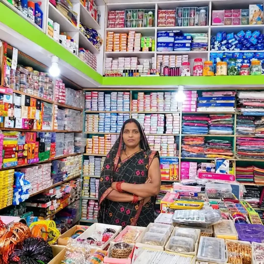 राष्ट्रीय ग्रामीण आजीविका मिशन के सहयोग से ग्रामीण महिलाएं स्वरोजगार अपनाकर आत्मनिर्भर बन रही हैं। इसकी मिसाल कोतमा विकासखंड के ग्राम तरसिली की श्रीमती सीता साहू हैं, जिन्होंने स्वयं सहायता समूह से जुड़कर न केवल अपनी आर्थिक स्थिति मजबूत की, बल्कि अपनी बेटी को उच्च शिक्षा दिलाने का सपना भी साकार किया।
सीता साहू वर्ष 2015 में शालिनी स्वयं सहायता समूह से जुड़ीं और समूह की अध्यक्ष चुनी गईं। उन्होंने आजीविका मिशन के सामुदायिक निवेश कोष से 40 हजार रुपये का ऋण लेकर गांव में मनिहारी दुकान शुरू की। व्यवसाय बढ़ने पर बैंक क्रेडिट लिंकेज से 35 हजार, 30 हजार और 50 हजार रुपये के अतिरिक्त ऋण लेकर कपड़ों का व्यवसाय भी शुरू किया। इस प्रकार कुल 1 लाख 55 हजार रुपये के ऋण से उन्होंने अपने व्यवसाय का विस्तार किया और सभी ऋण ब्याज सहित समय पर चुकाए।
आज सीता साहू अपने पति श्री कौशल प्रसाद साहू के साथ तरसिली बाजार में दुकान का संचालन कर रही हैं। उनकी मासिक पारिवारिक आय 14,500 रुपये से अधिक है। उनकी बड़ी बेटी शिवानी शहडोल में बीएससी नर्सिंग के तृतीय वर्ष में अध्ययनरत हैं, जबकि उनका बेटा 12वीं की पढ़ाई पूरी कर चुका है। परिवार को पात्रता के अनुसार लाड़ली बहना योजना और राशन पात्रता पर्ची का लाभ भी मिल रहा है।
सीता साहू बताती हैं कि स्वयं सहायता समूह से जुड़ने के बाद उनका आत्मविश्वास बढ़ा है। अब वे बैंकिंग, वित्तीय लेन-देन और व्यवसाय का संचालन सहजता से करती हैं। संकल्प संकुल संगठन, बिजुरी तथा शौर्य आजीविका ग्राम संगठन के सहयोग से उन्हें आगे बढ़ने का अवसर मिला।
सीता साहू दीदी राष्ट्रीय ग्रामीण आजीविका मिशन के माध्यम से महिलाओं को आत्मनिर्भर बनने के अवसर उपलब्ध कराने के लिए प्रधानमंत्री श्री नरेन्द्र मोदी जी के प्रति आभार व्यक्त करती हैं। उनका मानना है कि स्वयं सहायता समूह से मिला संबल उनके परिवार की आर्थिक उन्नति और बेटी की उच्च शिक्षा का आधार बना है।
<nis:link nis:type=tag nis:id=सेवा_संकल्प_अभियान nis:value=सेवा_संकल्प_अभियान nis:enabled=true nis:link/> <nis:link nis:type=tag nis:id=sevasankalpabhiyan nis:value=SevaSankalpAbhiyan nis:enabled=true nis:link/>
<nis:link nis:type=tag nis:id=anuppur nis:value=anuppur nis:enabled=true nis:link/>