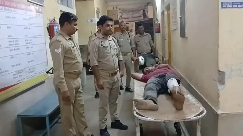 आंवला: आंवला में गौ-तस्करी के दो आरोपियों को मुठभेड़ में गिरफ्तार, पुलिस की जवाबी फायरिंग में एक आरोपी घायल, दो पुलिसकर्मी भी हुए घायल