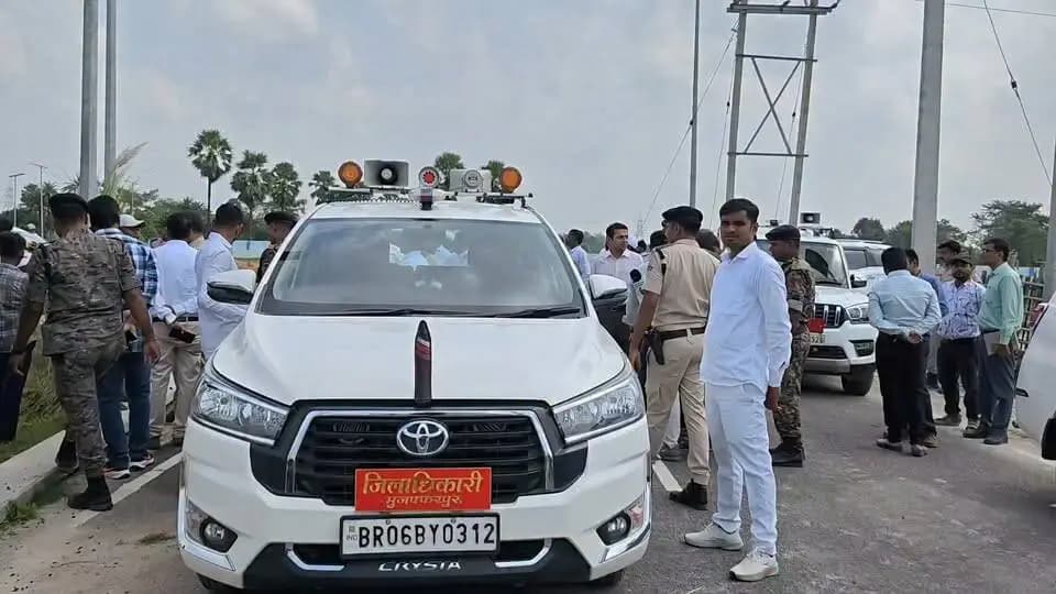 मुजफ्फरपुर में औद्योगिक विकास को नई उड़ान!
जिलाधिकारी श्री कुमार गौरव एवं वरीय पुलिस अधीक्षक श्री कांतेश कुमार मिश्र ने मोतीपुर प्रखंड के महवल स्थित मेगा लेदर फुटवियर एंड एसेसरीज पार्क का निरीक्षण किया। करीब 62 एकड़ में विकसित हो रहा यह आधुनिक औद्योगिक परिसर जिले में औद्योगिक गतिविधियों के विस्तार, निवेश को बढ़ावा देने और रोजगार के नए अवसर सृजित करने की दिशा में महत्वपूर्ण कदम है।
विकसित मुजफ्फरपुर, समृद्ध बिहार!
#CMSamrat
#samratchoudhary
#biada
#motipur
#mahwal
CMO Bihar
Information & Public Relations Department, Government of Bihar
Bihar Industrial Area Development Authority - BIADA
Industries Department, Bihar