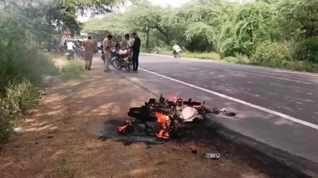 सासनी: आगरा अलीगढ़ नेशनल हाईवे पर तेज रफ्तार कैंटर की टक्कर से बाइक सवार पिता-पुत्र की दर्दनाक मौत, बाइक में लगी आग