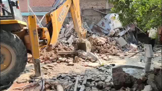 खड्डा: कुशीनगर में नागरिक उड्डयन विभाग की जमीन पर चला बुलडोजर, अतिक्रमण हटाकर कराया गया कब्जामुक्त