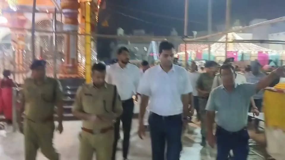 आज दिनांक के 09 अक्टूबर 2026 को जिला पदाधिकारी कटिहार एवं पुलिस अधीक्षक कटिहार के द्वारा संयुक्त रूप से आगामी दुर्गा पूजा महोत्सव के लिए बनाए जा रहे हैं पंडालों का निरीक्षण सुरक्षात्मक दृष्टिकोण से किया गया। विशेष रूप से पूजा समिति को विद्युत कनेक्शन लेने एवं पंडाल के इर्द-गिर्द जर्जर तारों को हटाने का निर्देश विद्युत कार्यपालक अभियंता गण को दिया गया।
निरीक्षण के क्रम में जिला पदाधिकारी कटिहार एवं पुलिस अधीक्षक कटिहार ने पूजा समिति के सदस्य गणों को सुरक्षा से संबंधित महत्वपूर्ण सलाह देते हुए उसके अनुरूप तैयारी करने का निर्देश दिया।
निरीक्षण के क्रम में अनुमंडल पदाधिकारी कटिहार सदर, विशेष कार्य पदाधिकारी गोपनीय प्रशाखा भी उपस्थित रहें।
Information & Public Relations Department, Government of Bihar Home Department, Govt. of Bihar #CMSamrat #samratchoudhary CMO Bihar Samrat Choudhary #katihar @topfans