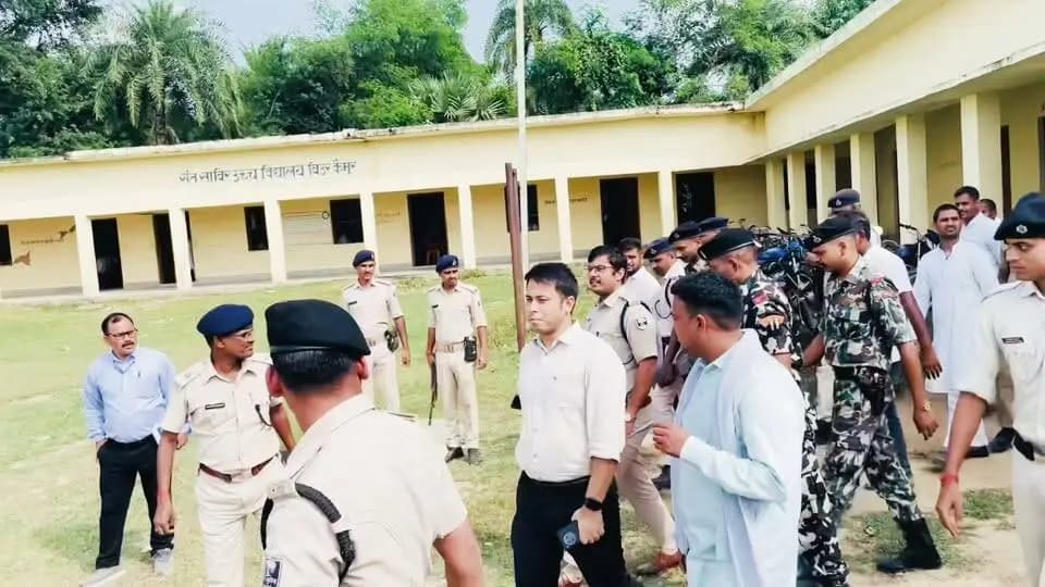 दुर्गापूजा को लेकर अलर्ट मोड में जिला प्रशासन, कैमूर। 🚨
जिला पदाधिकारी एवं पुलिस अधीक्षक, कैमूर द्वारा बिउर, हरसू ब्रह्म मंदिर, सिकंदरपुर एवं नगर पंचायत हाटा का स्थलीय निरीक्षण कर सुरक्षा व्यवस्था, विधि-व्यवस्था, साफ-सफाई, जुलूस मार्गों एवं प्रतिमा विसर्जन स्थलों की तैयारियों की समीक्षा की गई। संबंधित पदाधिकारियों को आवश्यक दिशा-निर्देश दिए गए।
जिला प्रशासन की प्राथमिकता—श्रद्धालुओं की सुरक्षा एवं सुविधा तथा शांतिपूर्ण और सौहार्दपूर्ण वातावरण में दुर्गापूजा का आयोजन।
#kaimur #DurgaPuja2026 #kaimurdm #SPKaimur #LawAndOrder #PeaceAndHarmony #PublicSafety
Information & Public Relations Department, Government of Bihar