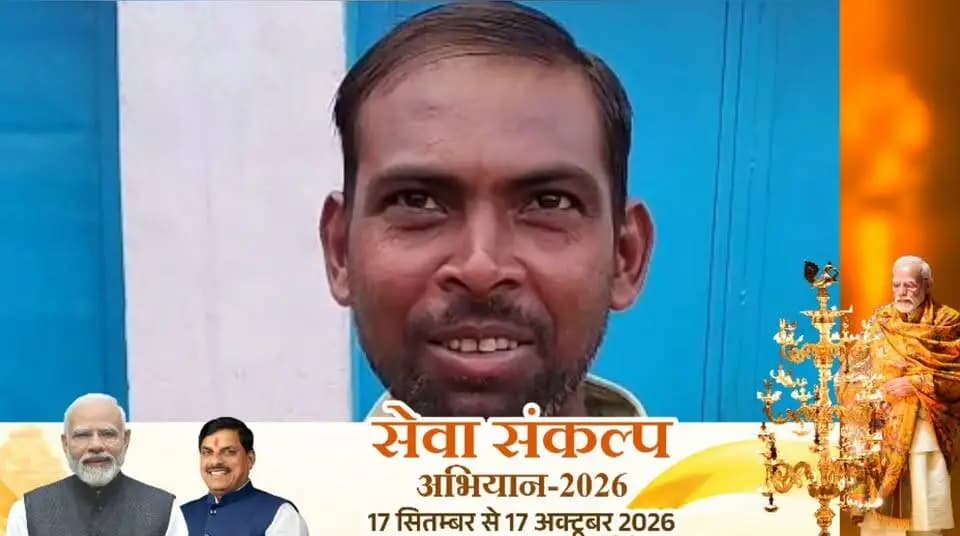 श्री हरप्रसाद को मिला प्रधानमंत्री आवास योजना का लाभ
--
टीकमगढ़ जिले के ग्राम बावरी निवासी श्री हरप्रसाद कुशवाहा को प्रधानमंत्री आवास योजना अंतर्गत लाभ मिला है। इसके लिये मैं प्रधानमंत्री श्री नरेन्द्र मोदी जी को धन्यवाद देना चाहता हूं।
श्री हरप्रसाद ने बताया कि पहले मेरा परिवार कच्चे मकान में रहता था। मेरे परिवार की आय इतनी नहीं थी कि हम अपना स्वयं का पक्का मकान बनवा सकें। लेकिन प्रधानमंत्री आवास योजना का लाभ मिलने से मेरे परिवार का पक्के मकान का सपना पूरा हो गया है। इसके लिये मैं एवं मेरा पूरा परिवार प्रधानमंत्री श्री नरेन्द्र मोदी जी को धन्यवाद देते हैं।
#SevaSankalpAbhiyan
#सेवा_संकल्प_अभियान
#JansamparkMP
#Jansamparktikamgarh
#tikamgarh