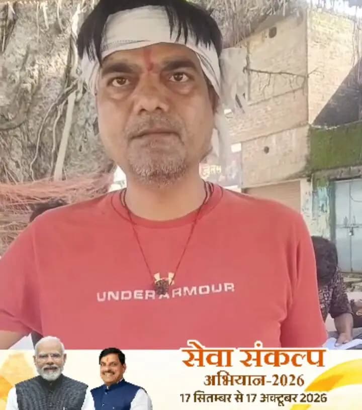 श्री मनोज चौरसिया को मिला प्रधानमंत्री स्वनिधि योजना का लाभ
--
नगर परिषद बल्देवगढ़ निवासी श्री मनोज चौरसिया के जीवन में वरदान साबित हुई प्रधानमंत्री स्वनिधि योजना। श्री मनोज चौरसिया ने प्रधानमंत्री स्वनिधि योजना का लाभ लेकर स्वयं का व्यवसाय स्थापित किया।
श्री मनोज चौरसिया ने बताया कि कि प्रधानमंत्री स्वनिधि योजना से प्रथम चरण में 10 हजार रूपये का लोन मिलने पर व्यवसाय प्रारंभ किया। द्वितीय चरण में 20 हजार रूपये का लोन मिलने पर व्यवसाय को बढ़ाया। इसके बाद 50 हजार रूपये का लोन लेकर अपने व्यवसाय को और अधिक व्यवस्थति तरीके से स्थापित किया गया, जिससे मेरा व्यापार ठीक चल रहा है। इसके लिये मैं अपने पूरे परिवार के साथ प्रधानमंत्री श्री नरेन्द्र मोदी जी को धन्यवाद देता हूं।
#SevaSankalpAbhiyan
#सेवा_संकल्प_अभियान
#JansamparkMP
#Jansamparktikamgarh
#tikamgarh