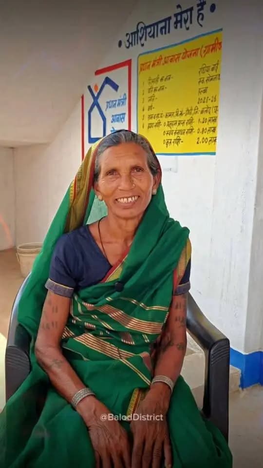 सेवा की कहानी ।। प्रधानमंत्री आवास योजना (ग्रामीण) ने बदल दी बालोद जिले की राधिया बाई की ज़िंदगी! 🏡✨
जिले के डौंडी विकासखंड के ग्राम कामता की रधिया बाई को कच्चे और जर्जर मकान की समस्याओं से जूझने के बाद अब उन्हें मिला सुरक्षित पक्का आशियाना।
शासन की कल्याणकारी योजनाओं के तहत निःशुल्क राशन, गैस और पेयजल का लाभ मिलने पर उसने प्रधानमंत्री एवं मुख्यमंत्री का हृदय से जताया आभार।
#PradhanMantriAwasYojana #सेवा_की_कहानी #सेवा_संकल्प_अभियान #BalodDistrict