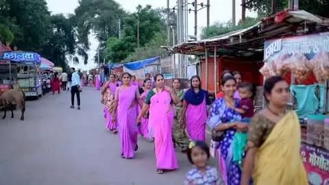 सेवा संकल्प अभियान के अंतर्गत प्रयागराज राजिम में नदी स्वच्छता अभियान के पश्चात भव्य महानदी गंगा आरती का आयोजन किया गया। इस अवसर पर प्रसिद्ध बाल गायिका आरू साहू की सांस्कृतिक संध्या ने कार्यक्रम को विशेष बना दिया।
कार्यक्रम के माध्यम से आमजन को नदी स्वच्छता, जल संरक्षण एवं पर्यावरण संरक्षण के प्रति जागरूक होने का संदेश दिया गया।
आइए, संकल्प लें—नदियों को स्वच्छ रखें, जल बचाएं और प्रकृति का सम्मान करें।
#सेवा_संकल्प_अभियान #महानदी_गंगा_आरती #Rajim #जल_संरक्षण #gariyaband