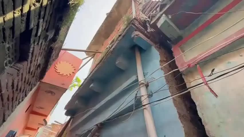 डुमरांव: पुराना भोजपुर में तीन मंजिला मकान झुका, आधा दर्जन घरों पर खतरा; बगल के मकान की छत-दीवारों में दरारें