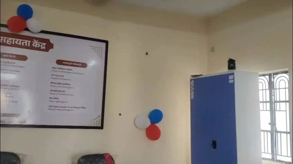 कटिहार में शुरू हुआ MSME केंद्र : युवाओं और उद्यमियों को मिलेगी मदद, सरकारी योजनाओं का लाभ लेने में भी मिलेगी सहायता
कटिहार (बिहार):
कटिहार के युवाओं और उद्यमियों के लिए कारोबार शुरू करने की प्रक्रिया अब और आसान होगी। जिला उद्योग केंद्र, कटिहार में 'MSME केंद्र' (उद्यमी सहायता केंद्र) का औपचारिक शुभारंभ किया गया है।
मुख्यमंत्री जी द्वारा राज्यव्यापी कार्यक्रम के तहत सभी जिलों में स्थापित MSME केंद्रों का ऑनलाइन उद्घाटन किया गया, जिसके साथ ही कटिहार का यह केंद्र भी अब पूर्ण रूप से क्रियाशील हो गया है।
📌 एक ही जगह मिलेगी कई सेवाओं की सुविधा (Single Window System)
MSME केंद्र में सूक्ष्म, लघु और मध्यम उद्यमियों (MSMEs) को अलग-अलग सरकारी कार्यालयों के चक्कर नहीं लगाने पड़ेंगे। सिंगल विंडो व्यवस्था के तहत उद्योग शुरू करने से पहले:
• परियोजना (Project Report) तैयार करने,
• विभिन्न योजनाओं की जानकारी लेने, और
• आवेदन प्रक्रिया को समझने में पूरी सहायता मिलेगी।
इसके अलावा वित्तीय सहायता (Bank Loans) और संबंधित विभागों से समन्वय स्थापित करने में भी यह केंद्र मदद करेगा।
⏱️ आवेदन प्रक्रिया में बचेगा समय
केंद्र के जरिए उद्यमियों को अलग-अलग योजनाओं और आवेदन प्रक्रिया की जानकारी एक ही जगह मिल सकेगी। इससे समय की बचत होगी और कारोबार शुरू करने में आने वाली प्रक्रियागत दिक्कतें कम होंगी।
जिला प्रशासन और जिला उद्योग केंद्र, कटिहार ने जिले के वर्तमान और संभावित उद्यमियों से MSME केंद्र की सुविधाओं का भरपूर लाभ उठाने की अपील की है।
🤝 'MSME मित्र' करेंगे उद्यमियों की मदद
केंद्र में प्रशिक्षित 'MSME मित्र' नए व संभावित उद्यमियों, महिला उद्यमियों और स्थानीय कारीगरों को विभिन्न प्रक्रियाओं में मार्गदर्शन देंगे:
उद्यम पंजीकरण (Udyam Registration)
ZED प्रमाणीकरण (ZED Certification)
ODOP (एक जिला एक उत्पाद) क्लस्टर विकास
GeM पोर्टल पर पंजीकरण
निर्यात (Export) से जुड़ी प्रक्रियाएं
🏦 सरकारी योजनाओं का लाभ लेने में मदद
उद्यमियों को सरकार की विभिन्न कल्याणकारी और प्रोत्साहन योजनाओं का लाभ दिलाने में यह केंद्र सेतु का काम करेगा:
• PMEGP (प्रधानमंत्री रोजगार सृजन कार्यक्रम)
• PMFME (प्रधानमंत्री सूक्ष्म खाद्य उद्योग उन्नयन योजना)
• मुख्यमंत्री उद्यमी योजना (MMUY)
• CGTMSE (क्रेडिट गारंटी फंड ट्रस्ट)
परियोजना रिपोर्ट तैयार करने से लेकर बैंक ऋण स्वीकृति (Bank Loan Sanction) तक जरूरी मार्गदर्शन दिया जाएगा। यह केंद्र उद्यमियों, बैंकों और संबंधित विभागों के बीच समन्वय की मजबूत कड़ी के रूप में कार्य करेगा।
Information & Public Relations Department, Government of Bihar Industries Department, Bihar @topfans CMO Bihar Samrat Choudhary #katihar #CMSamrat #samratchoudhary