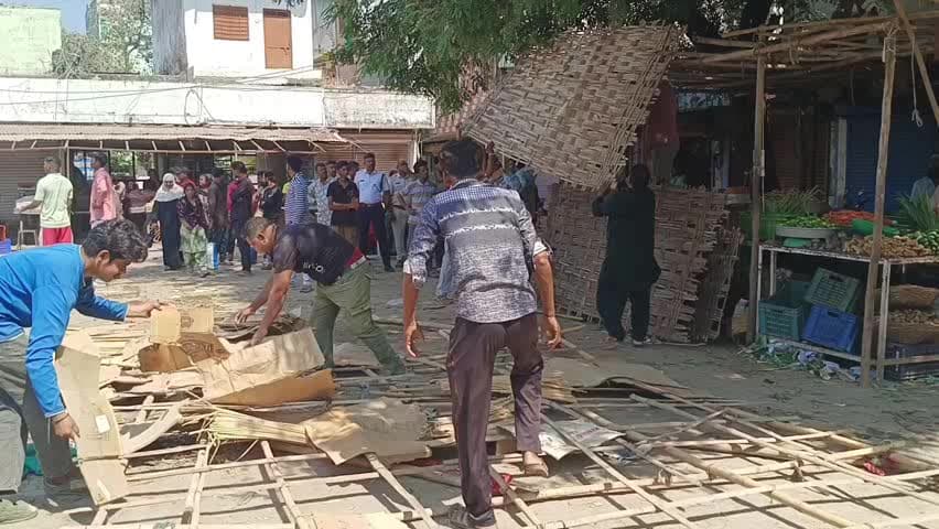 बांसवाड़ा: दादावाड़ी सब्जी मंडी में नगर परिषद की बड़ी कार्रवाई, अवैध अतिक्रमण और टिन शेड हटाकर रास्ता कराया सुचारू